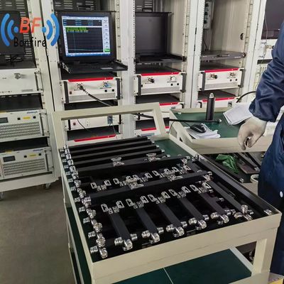 Μαύρος 617-4000MHz Power Splitter Power Divider για προσαρμοσμένες λύσεις δημόσιας ασφάλειας