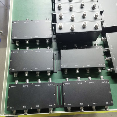 698-3800MHz Υβριδική ζεύξη 2 σε 2 για το κτίριο Das DIN-F Μαύρο γκρι Προσαρμοσμένο