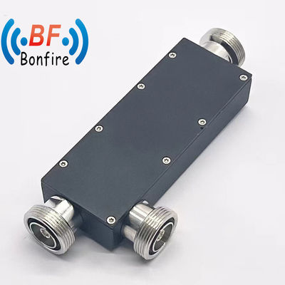 Ενίσχυση του σήματος 2 τρόποι GSM UHF CDMA 700-3800MHz 7dB Σωλήνωση Κατευθυντικού Ραδιοφωνικού Επαναλαμβανόμενου Αντενών Συνδετήρα