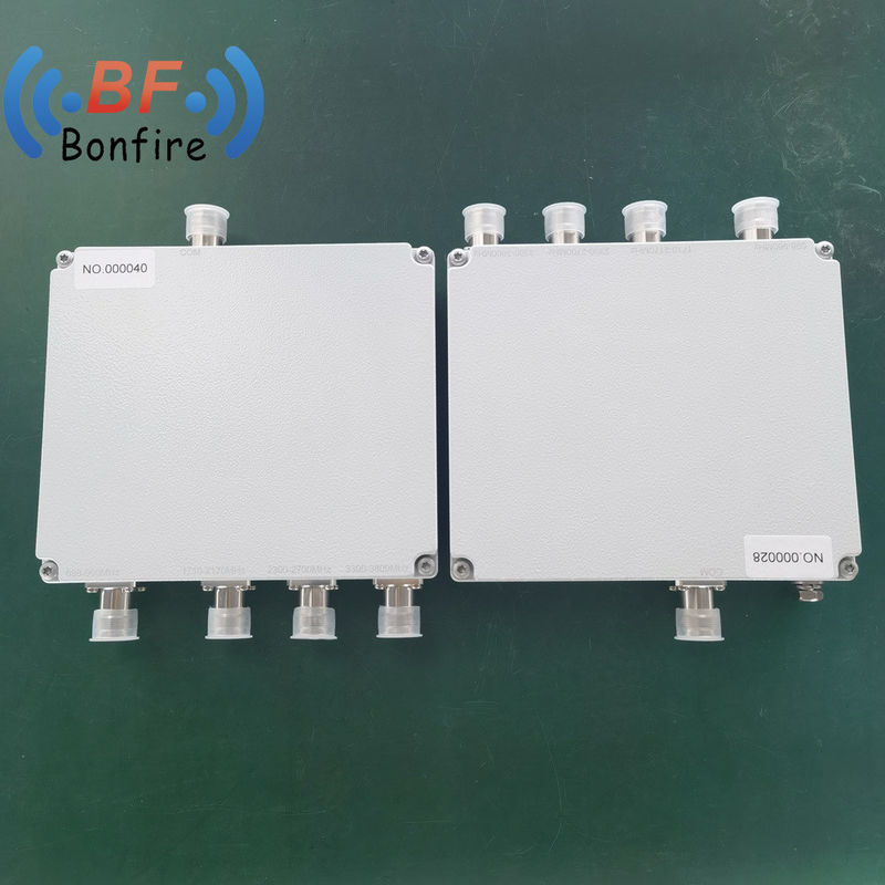 IP67 Quadplexer 698-960/1710-2170/2300-2700/3300-3800MHz με 4.3-10 θηλυκό σύνδεσμο