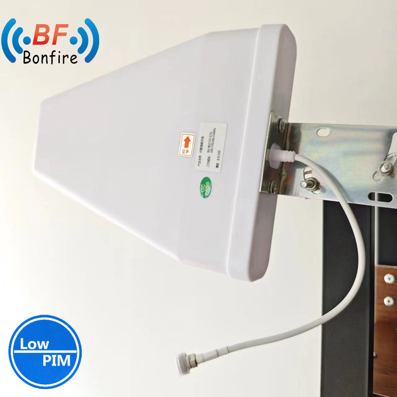 Λευκή εσωτερική υψηλής απόδοσης VHF 698-4000MHz Omni Ceiling Antenna με ισχυρή λήψη